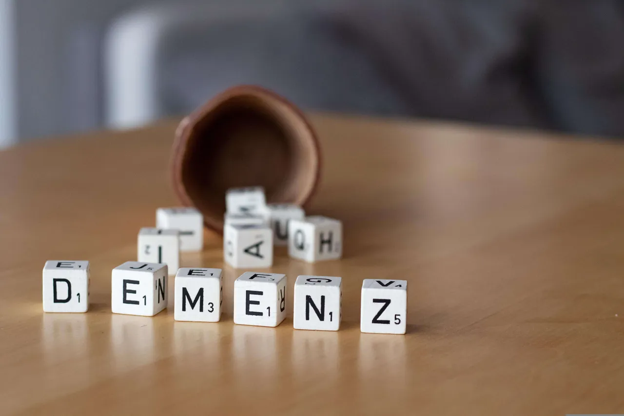 Buchstabenwürfel mit der Aufschrift „Demenz“ auf einer Oberfläche. Symbolbild für die Krankheit Demenz.