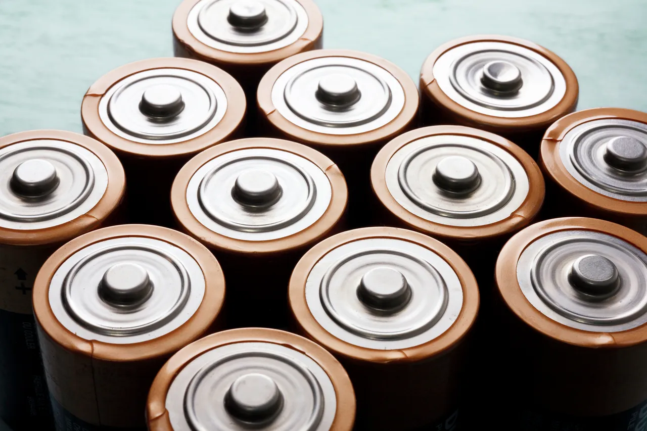Nahaufnahme einer Gruppe kupferfarbener Batterien.