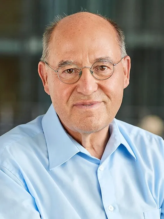Gregor Gysi, Porträt. Der Politiker mit Glatze und runder Brille blickt freundlich in die Kamera.