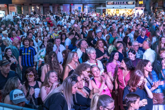 Eine große Menschenmenge bei der italienischen Nacht in Lüdenscheid vor beleuchteten Imbissständen.