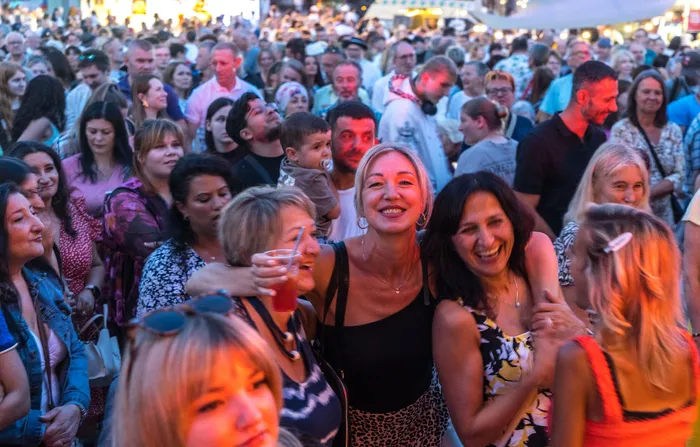 Eine große, feiernde Menschenmenge bei der italienischen Nacht in Lüdenscheid, im Vordergrund lachende Frauen.