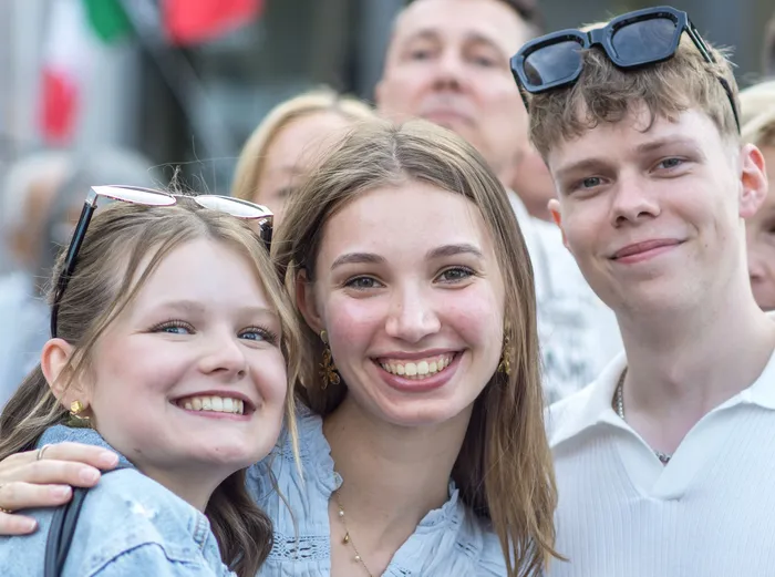 Drei lächelnde junge Menschen posieren bei der italienischen Nacht in Lüdenscheid.
