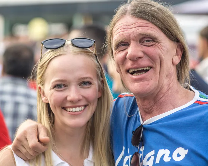 Eine lächelnde blonde Frau und ein Mann mit langen Haaren posieren gemeinsam bei der italienischen Nacht in Lüdenscheid.