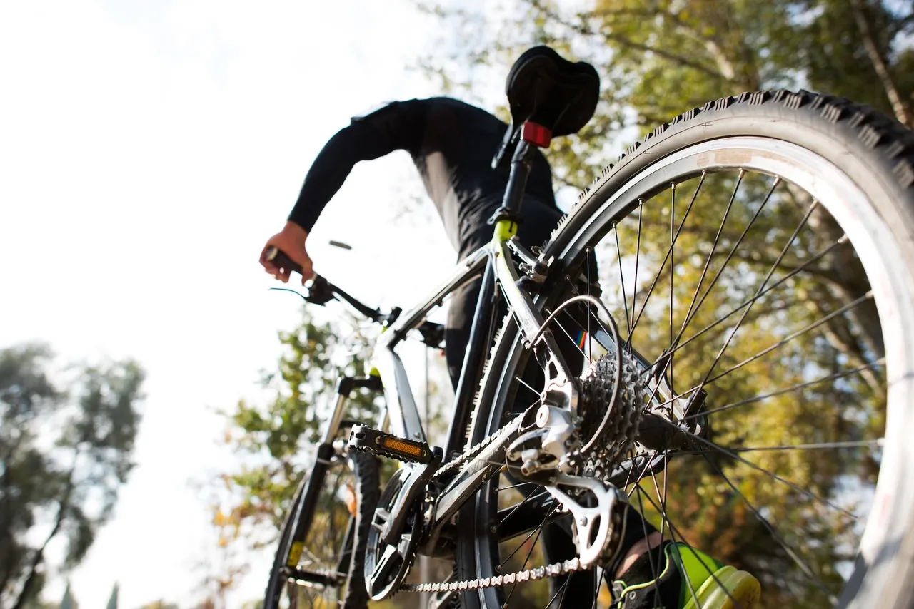 Fahrradfahrer aus niedriger Perspektive, der ein Mountainbike fährt.