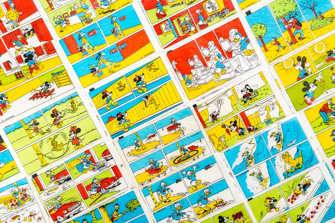 Mehrere Comicstrips mit Donald Duck und Micky Maus, angeordnet auf einer Oberfläche.