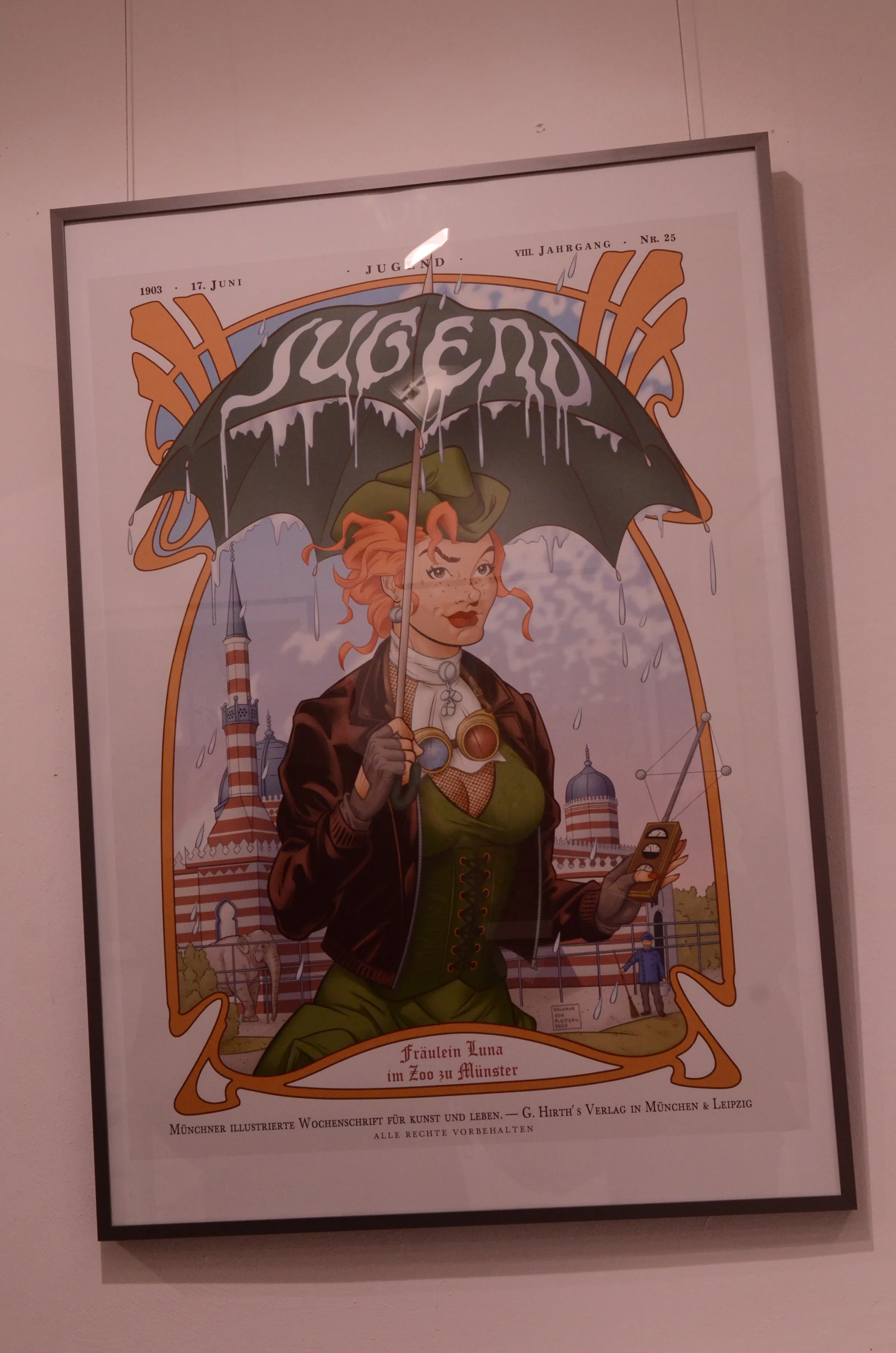 Gerahmter Kunstdruck im Jugendstil zeigt eine Frau mit rotem Haar und dunkler Kleidung, die einen Regenschirm über einer städtischen Landschaft hält. Der Titel „Jugend“ und das Datum „17. Juni 1903“ sind prominent dargestellt.
