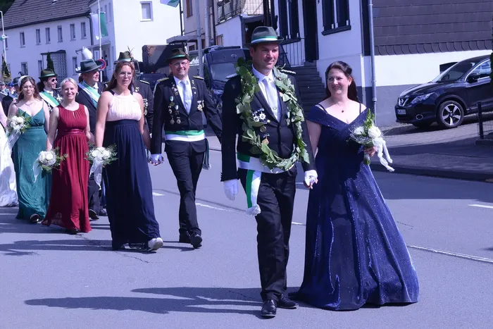 Festumzug mit festlich gekleideten Paaren und Schützen in historischen Uniformen, Grünetal, Plettenberg.