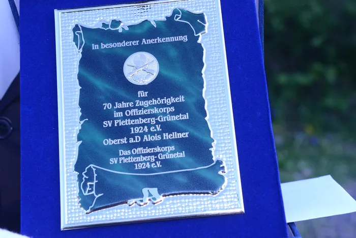 Ehrentafel mit der Aufschrift zur besonderen Anerkennung für 70 Jahre Zugehörigkeit von Oberst a.D. Alois Hellner zum Offizierskorps SV Plettenberg-Grünetal 1924 e.V.