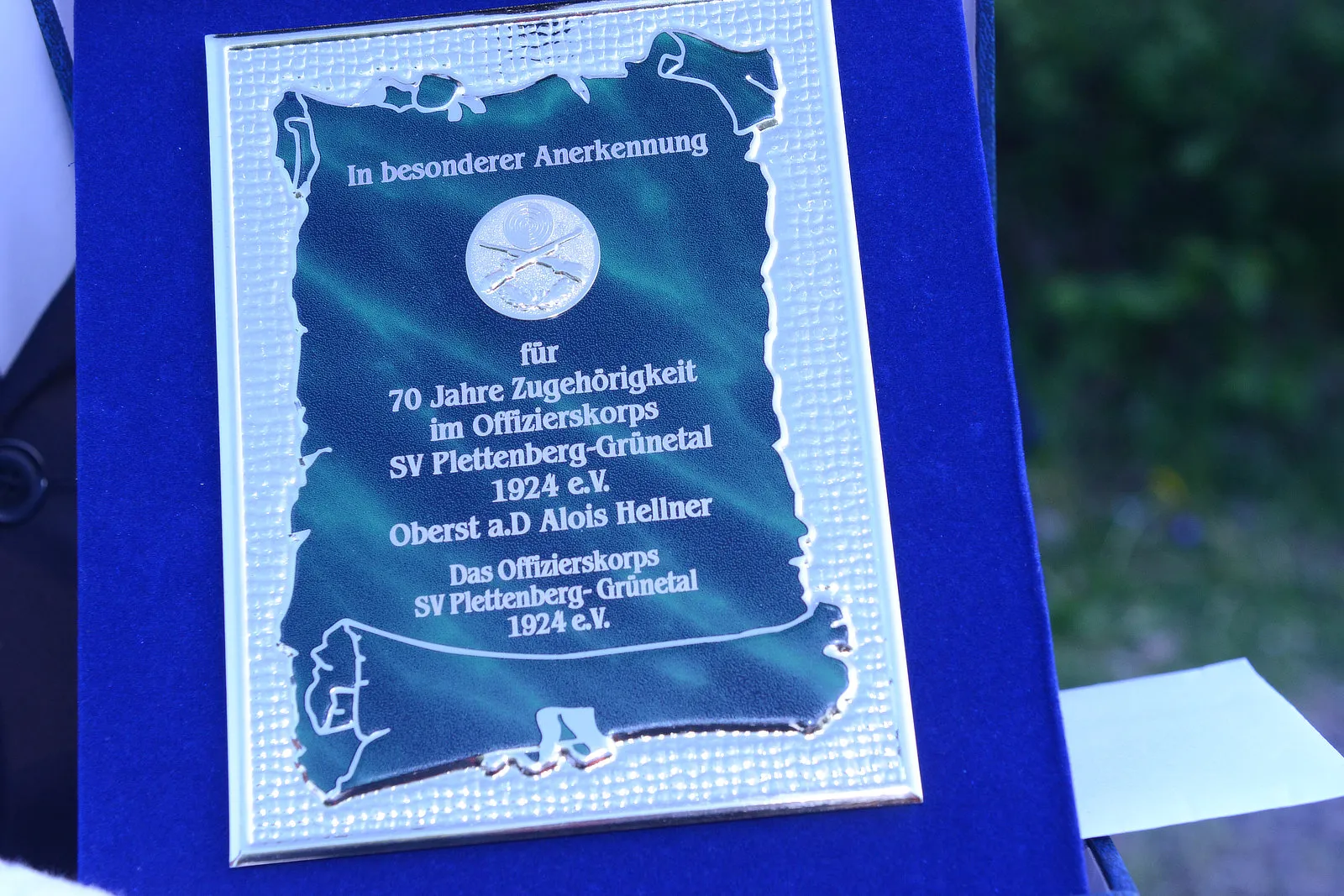 Ehrentafel mit der Aufschrift zur besonderen Anerkennung für 70 Jahre Zugehörigkeit von Oberst a.D. Alois Hellner zum Offizierskorps SV Plettenberg-Grünetal 1924 e.V.