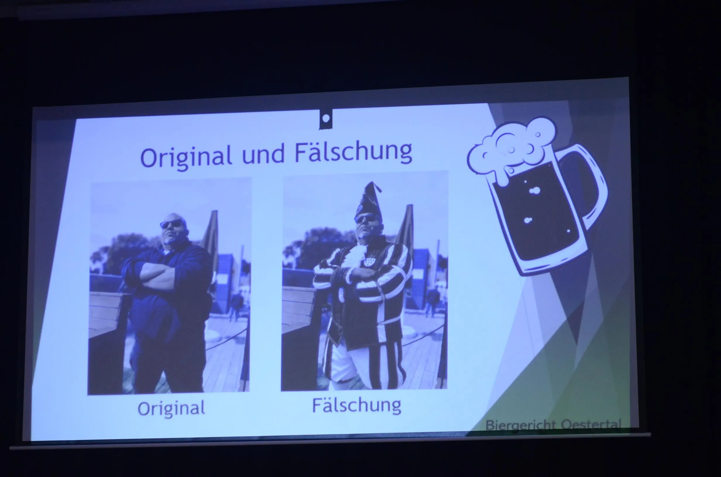 Vergleich von zwei Fotos: links ein Mann mit Sonnenbrille und verschränkten Armen, rechts eine Person in mittelalterlicher Tracht mit einer Hellebarde. Im Hintergrund ein Bierkrug.