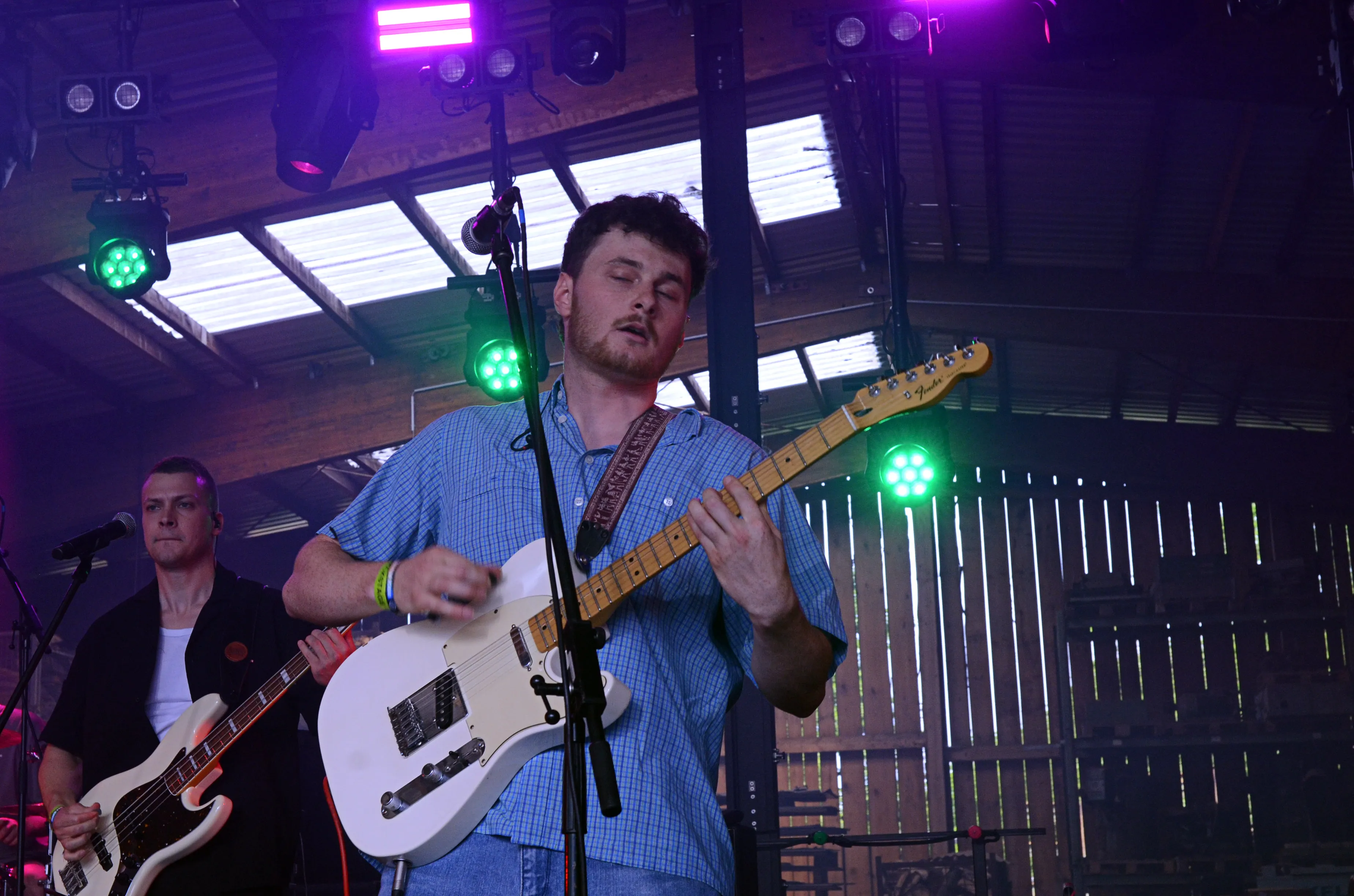 Musiker mit E-Gitarre spielt auf einer Bühne vor Publikum bei dem Immecke Rock Festival in Plettenberg.