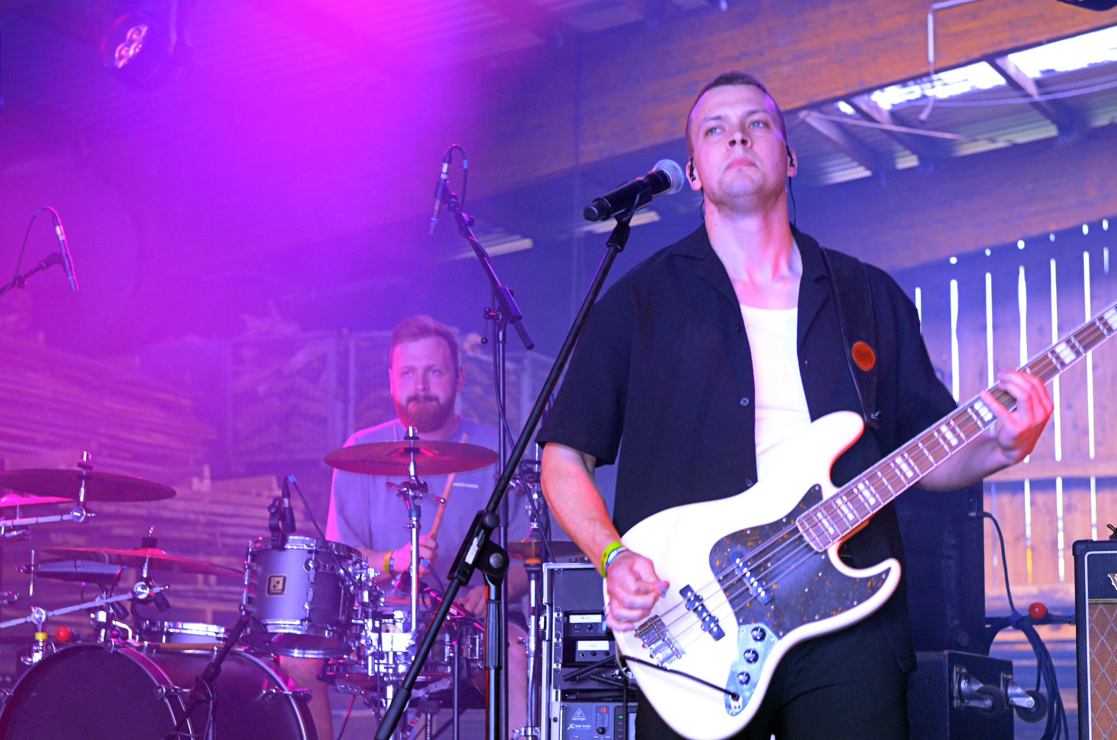 Bassist spielt auf der Bühne vor einem Schlagzeuger bei dem Immecke Rock Festival in Plettenberg.