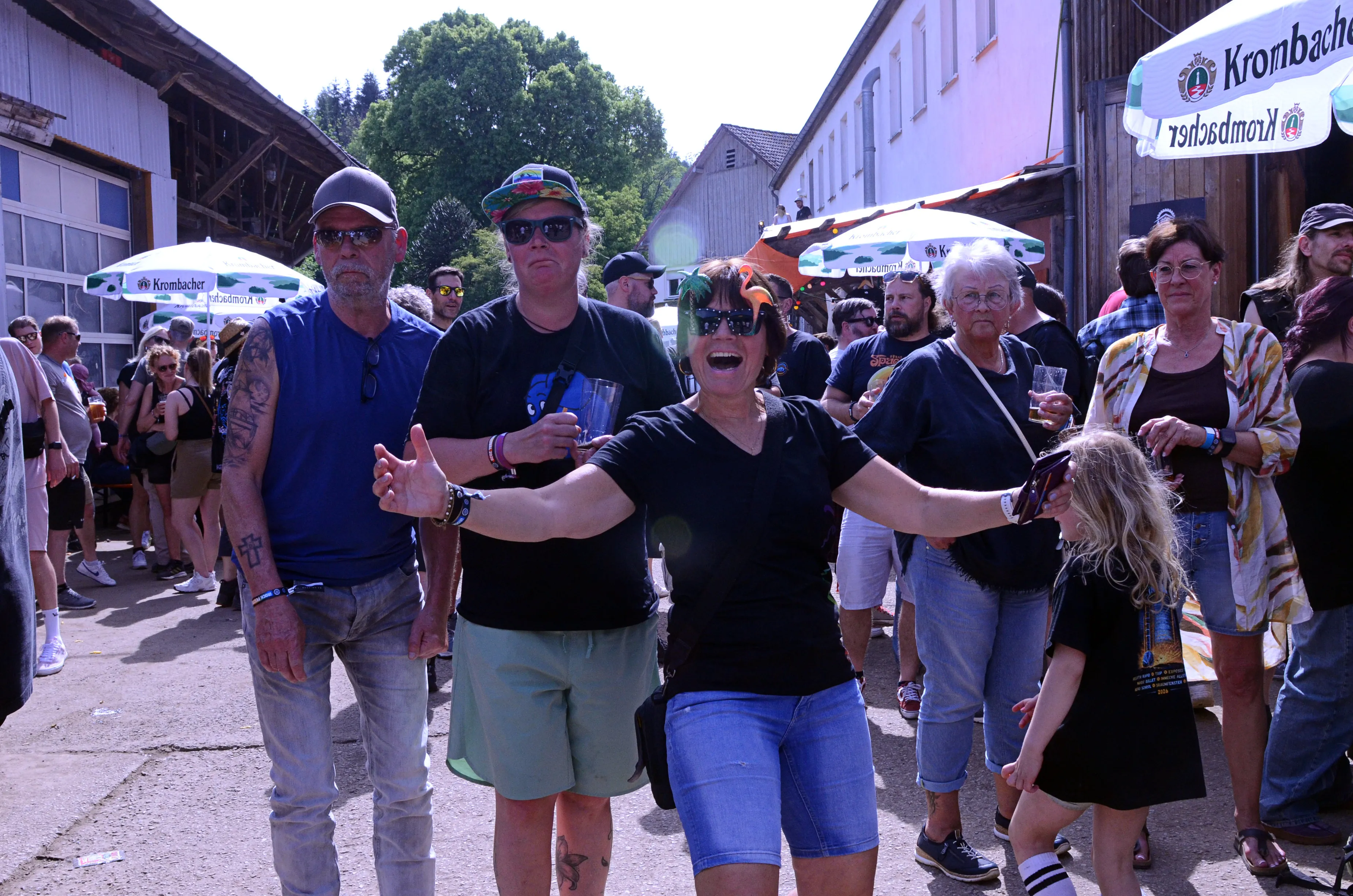 Menschenmenge auf dem Immecke Rock Festival, eine Frau mit hoch erhobenen Armen tanzt im Vordergrund.