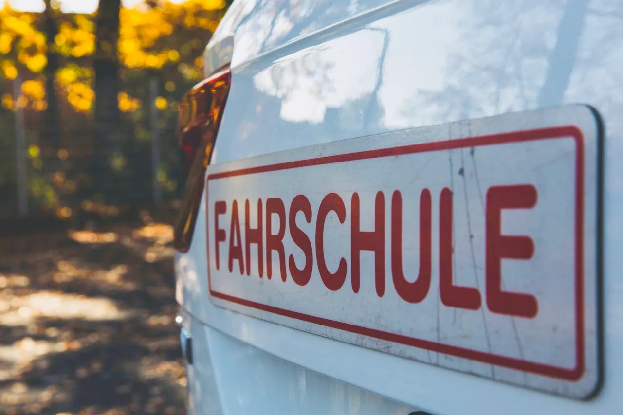 Nahaufnahme eines weißen Autos mit einem roten Schild mit der Aufschrift 