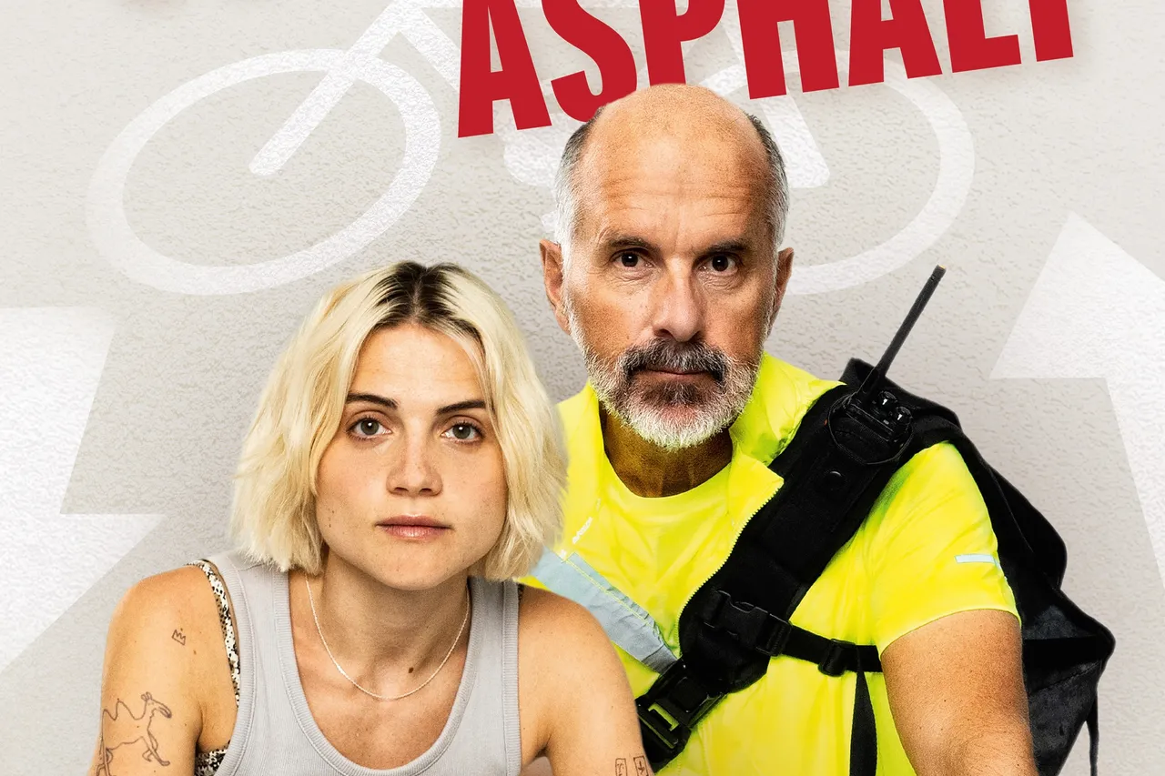 Ein Mann in einem gelben T-Shirt und eine Frau mit blonden Haaren blicken vor einem Hintergrund mit dem Schriftzug „ASPHALT“ in die Kamera.