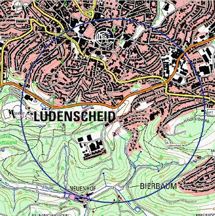 Topografische Karte von Lüdenscheid mit einem blau markierten Kreis, der den Sperrbezirk kennzeichnet.