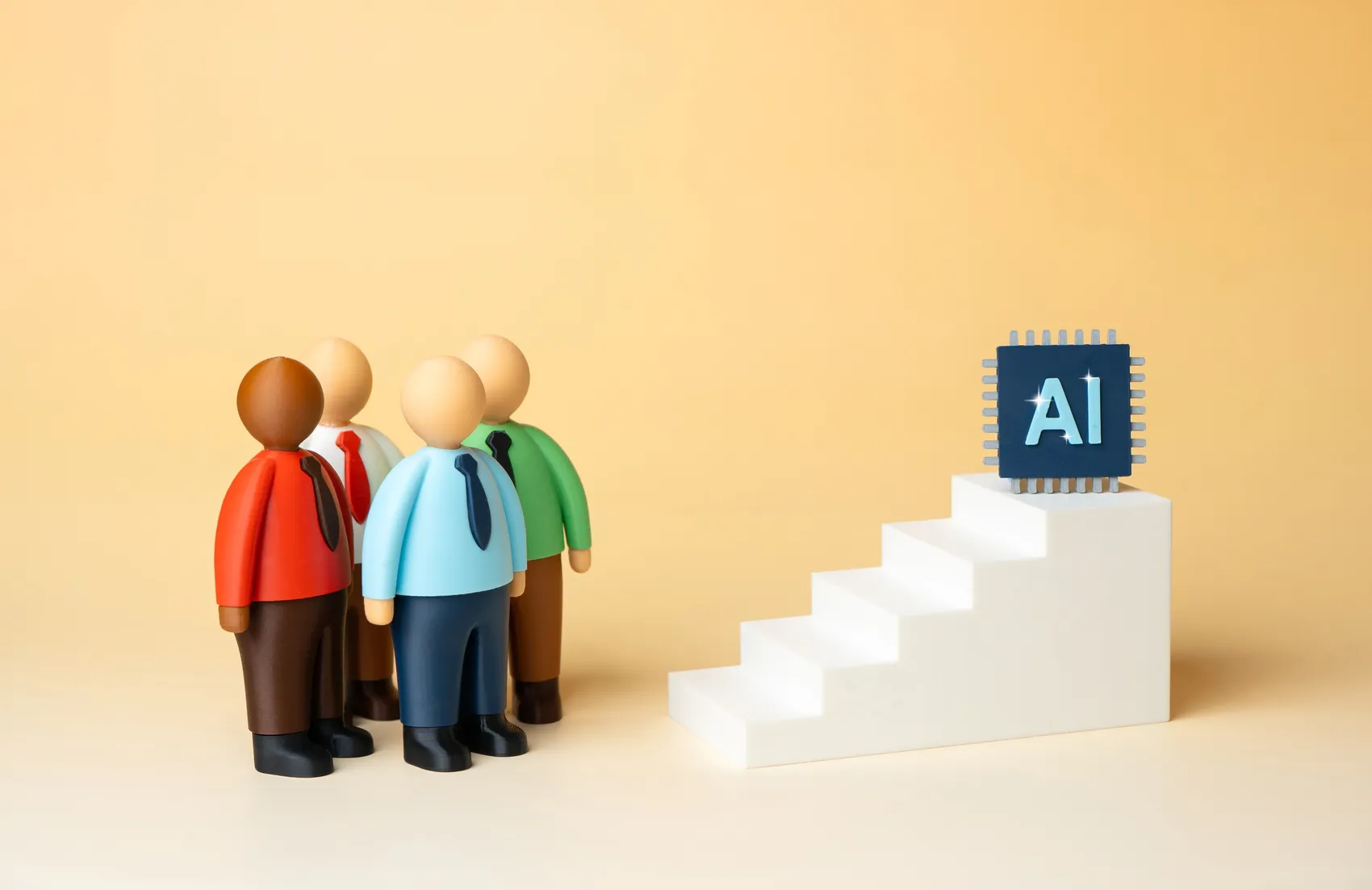 Vier stilisierte Figuren blicken auf eine weiße Treppe, auf deren oberster Stufe ein blauer Computerchip mit der Aufschrift „AI“ platziert ist.