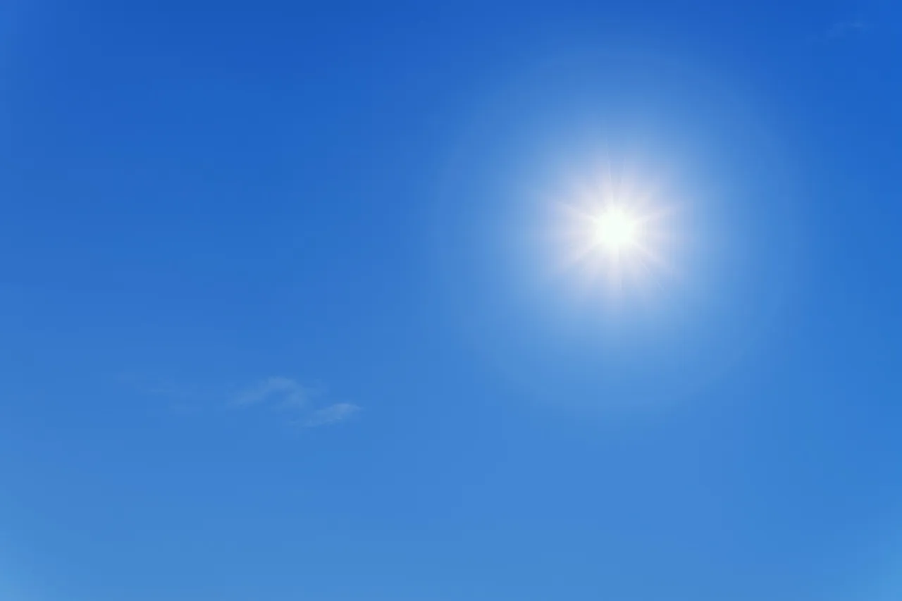 Die helle Sonne strahlt an einem klaren, blauen Himmel.