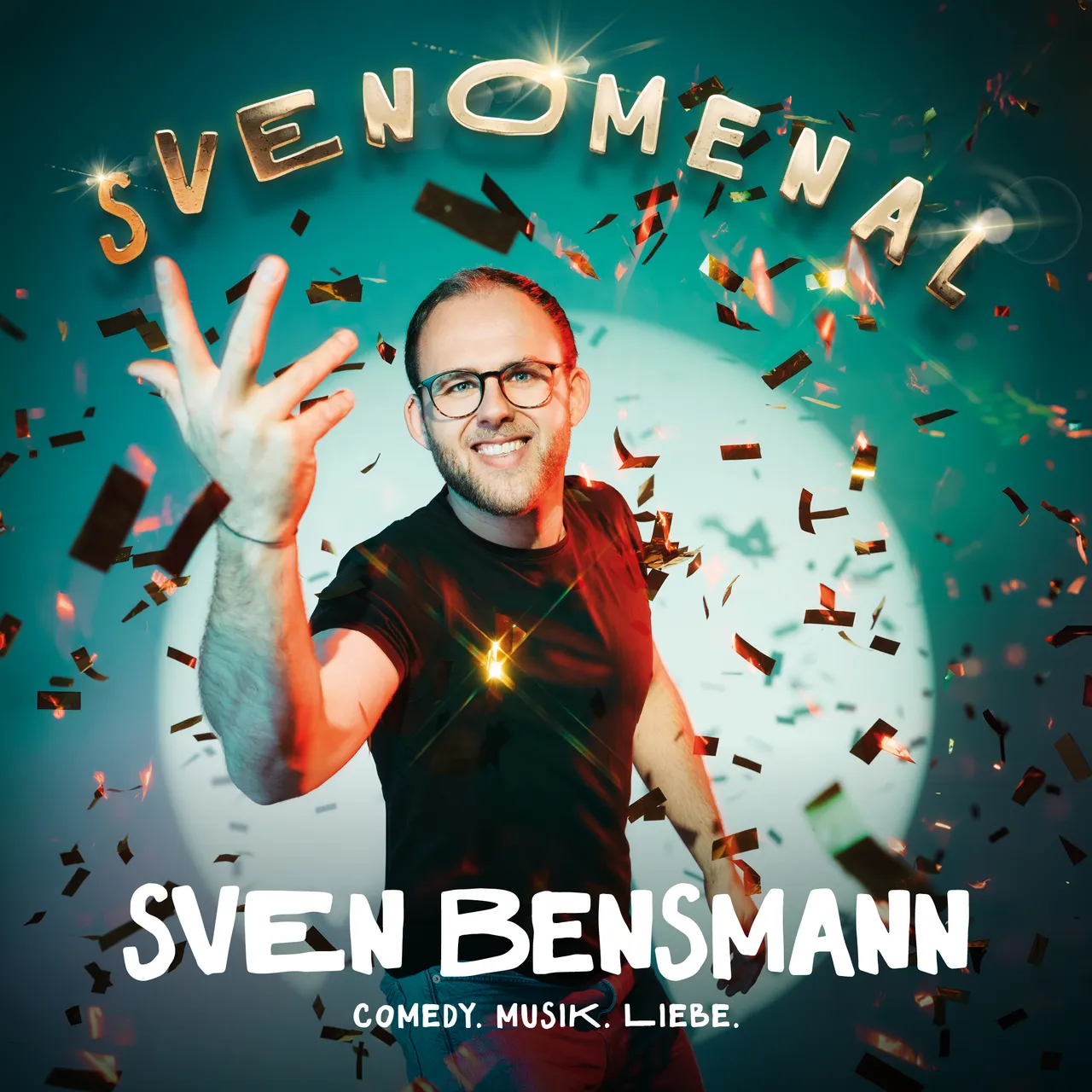 Sven Bensmann mit hochgehobener Hand und breitem Lächeln vor Konfetti, umgeben von dem Schriftzug „SVENOMENAL“ und seinem Namen sowie dem Hinweis auf Comedy, Musik und Liebe.