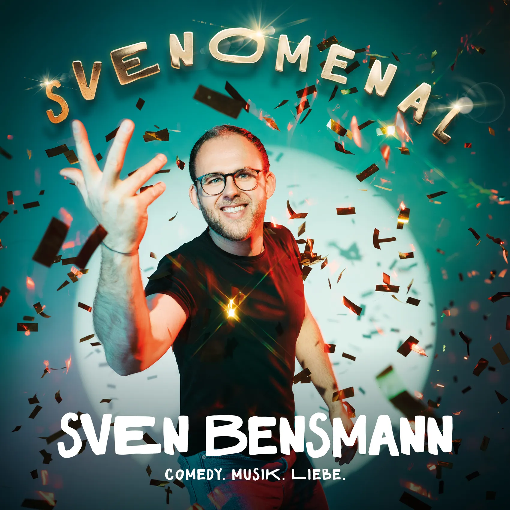 Sven Bensmann mit hochgehobener Hand und breitem Lächeln vor Konfetti, umgeben von dem Schriftzug „SVENOMENAL“ und seinem Namen sowie dem Hinweis auf Comedy, Musik und Liebe.