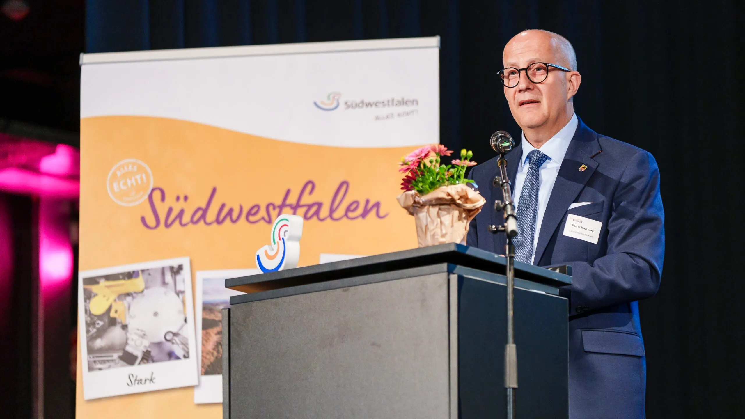 Landrat Ralf Schwarzkopf spricht auf dem Südwestfalen Konvent in Iserlohn vor einem Banner mit dem Aufdruck „Südwestfalen“.