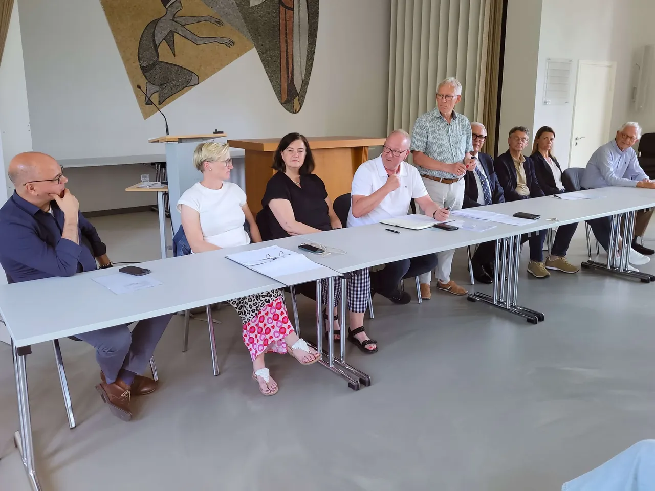 Vorstand des Krankenhaus-Fördervereins bei einer Sitzung am Tisch, von links: Peter Schlütter, Christina Schulte-Mantel, Christine Teichert, Frank Schmidt, Fritz Boy, Ralf Beßler, Oliver Prinz, Marion Hömberg und Ernst Holtmann.