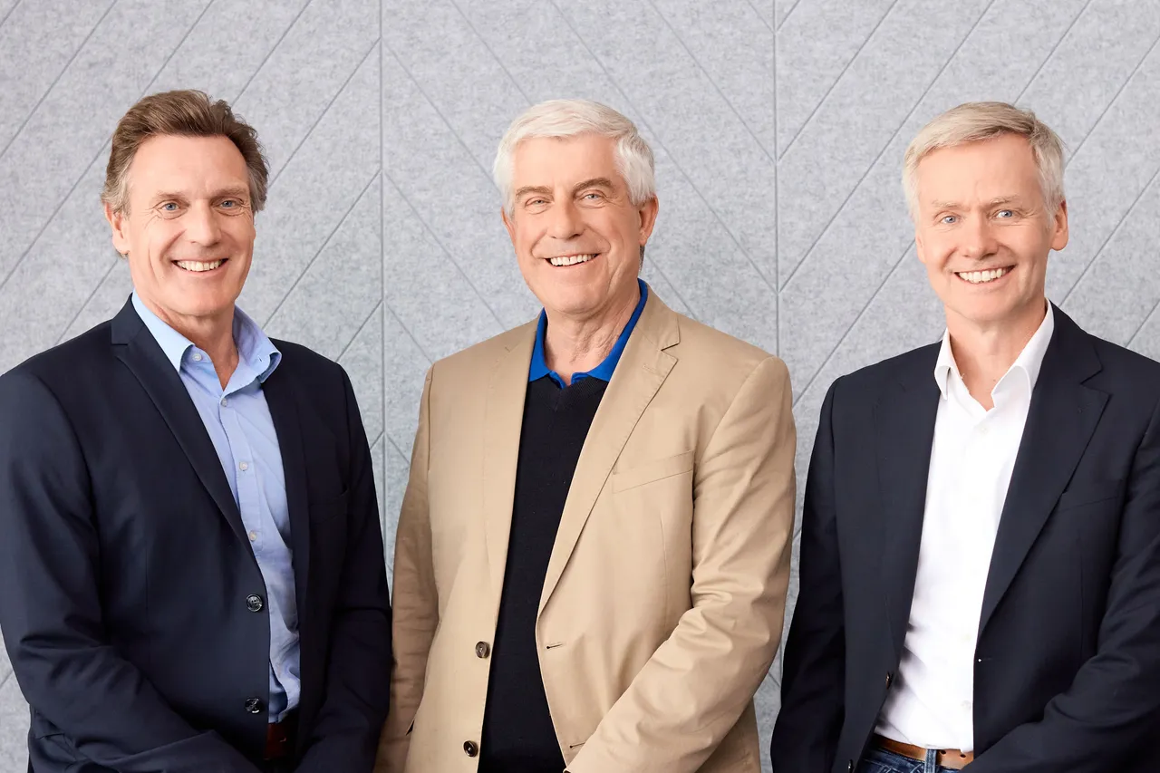 Drei lächelnde Männer im Anzug stehen nebeneinander. Von links nach rechts: Volker Thiemann, Bernhard Lange und Guido Müller, das neue Führungstrio des Zweirad-Industrieverbandes.