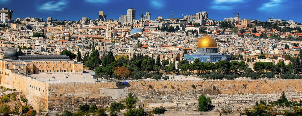 Panoramaansicht der Stadt Jerusalem mit dem Felsendom und seiner goldenen Kuppel.