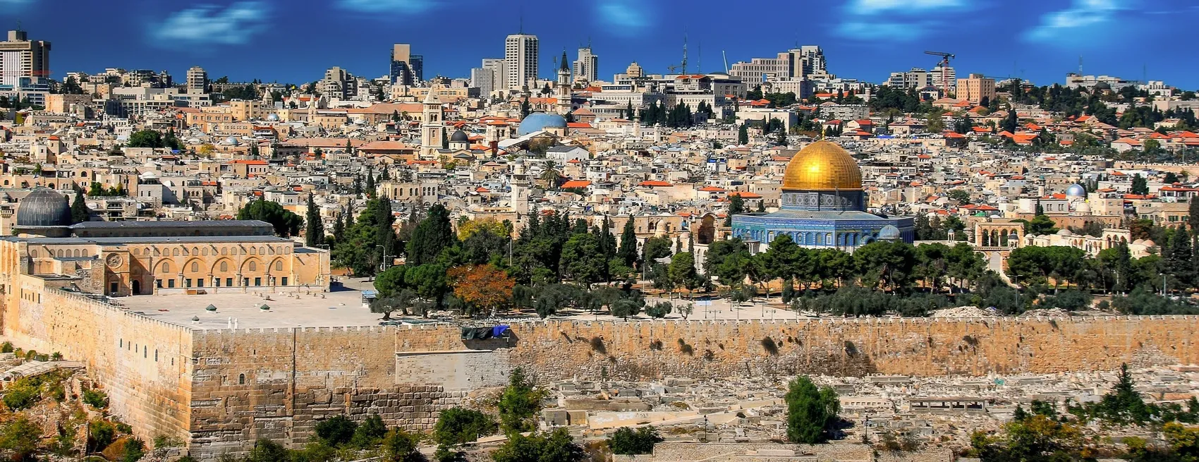 Panoramaansicht der Stadt Jerusalem mit dem Felsendom und seiner goldenen Kuppel.