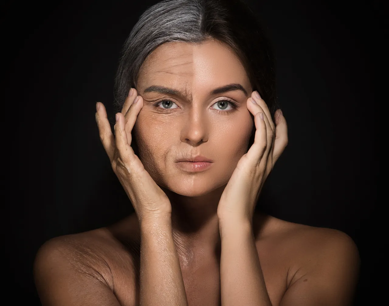 Ein Porträt einer Frau mit einem vertikal geteilten Gesicht, das den Kontrast zwischen glatter Haut und gealterter Haut mit Falten zeigt.